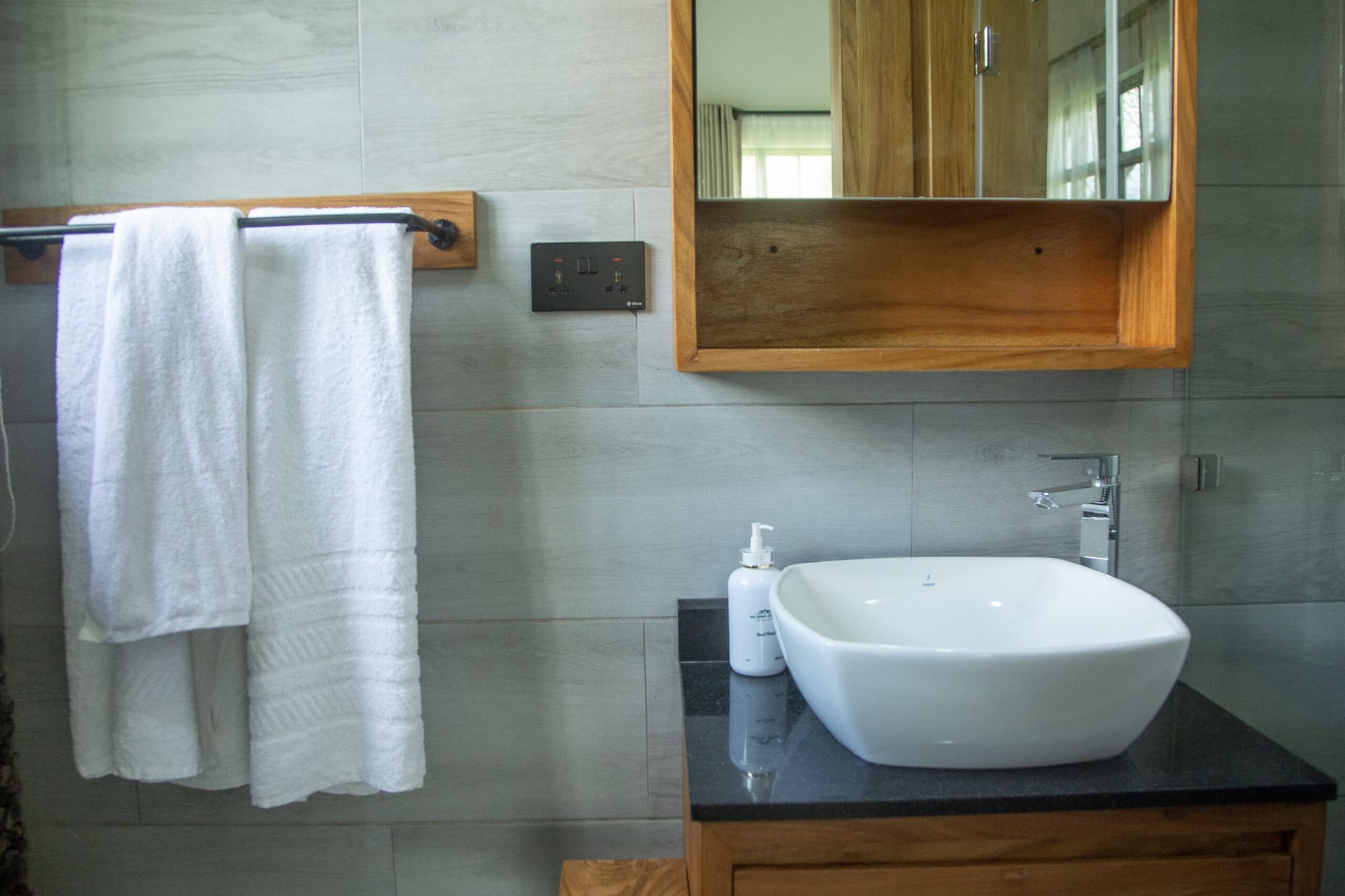 Basin and towels in the bathroom